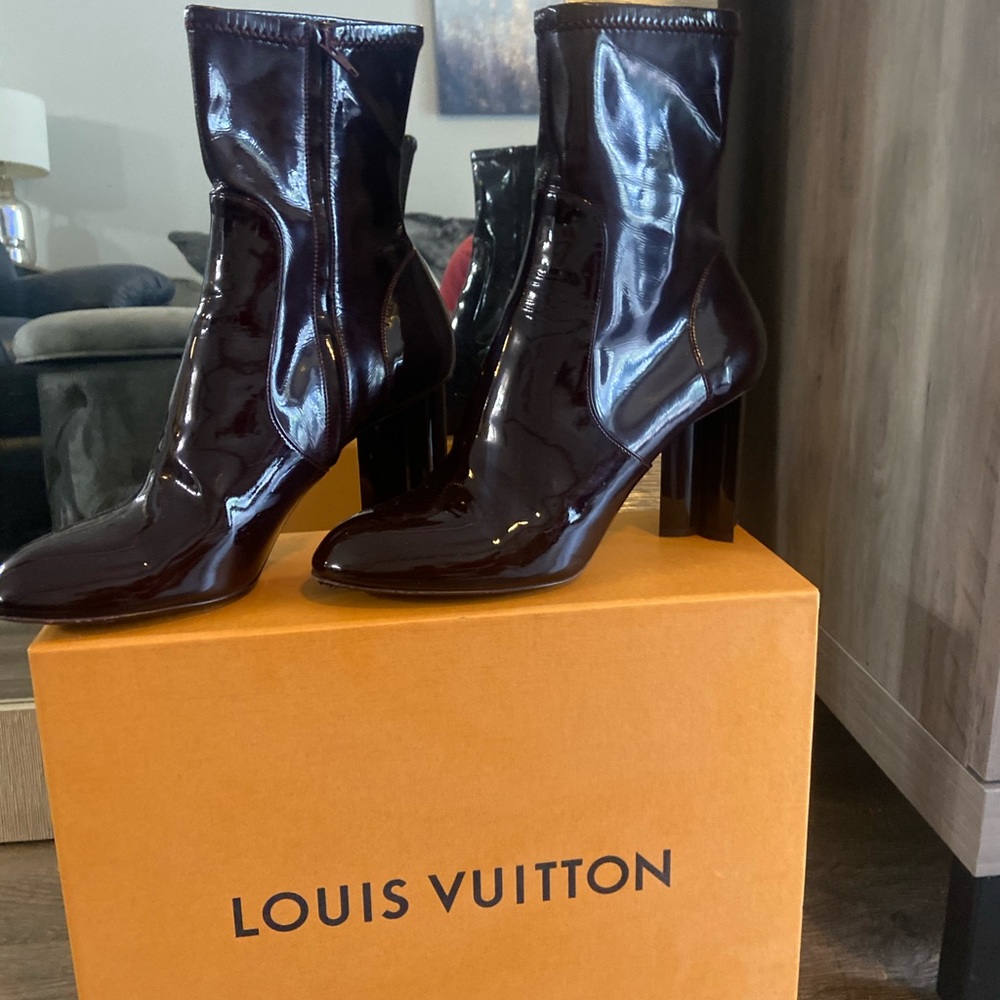 Louis Vuitton boots size 40 maroon color